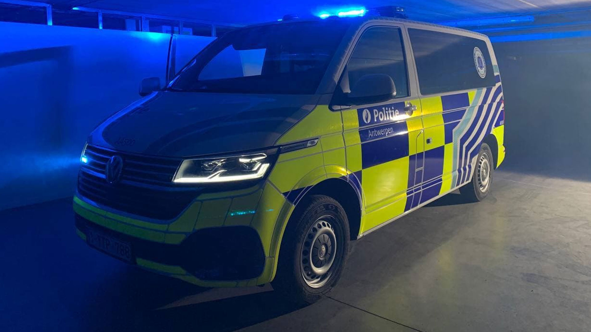 Volkswagen Transporter van Politie Antwerpen (bus / auto)