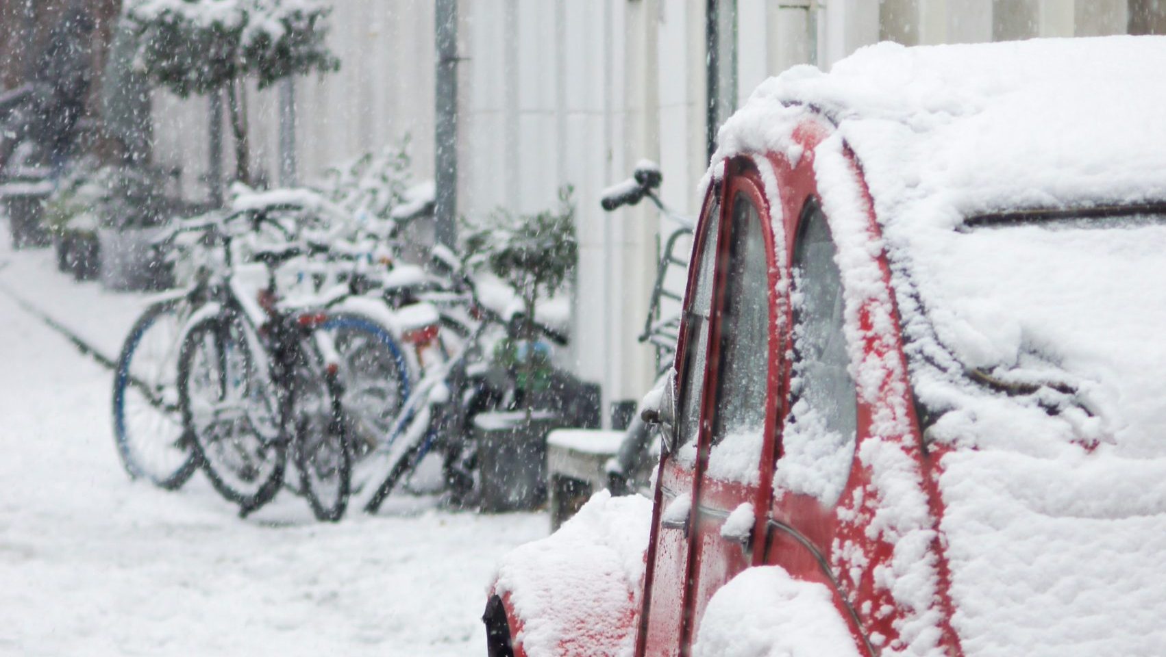 Citroen 2CV in besneeuwde straat Amsterdam