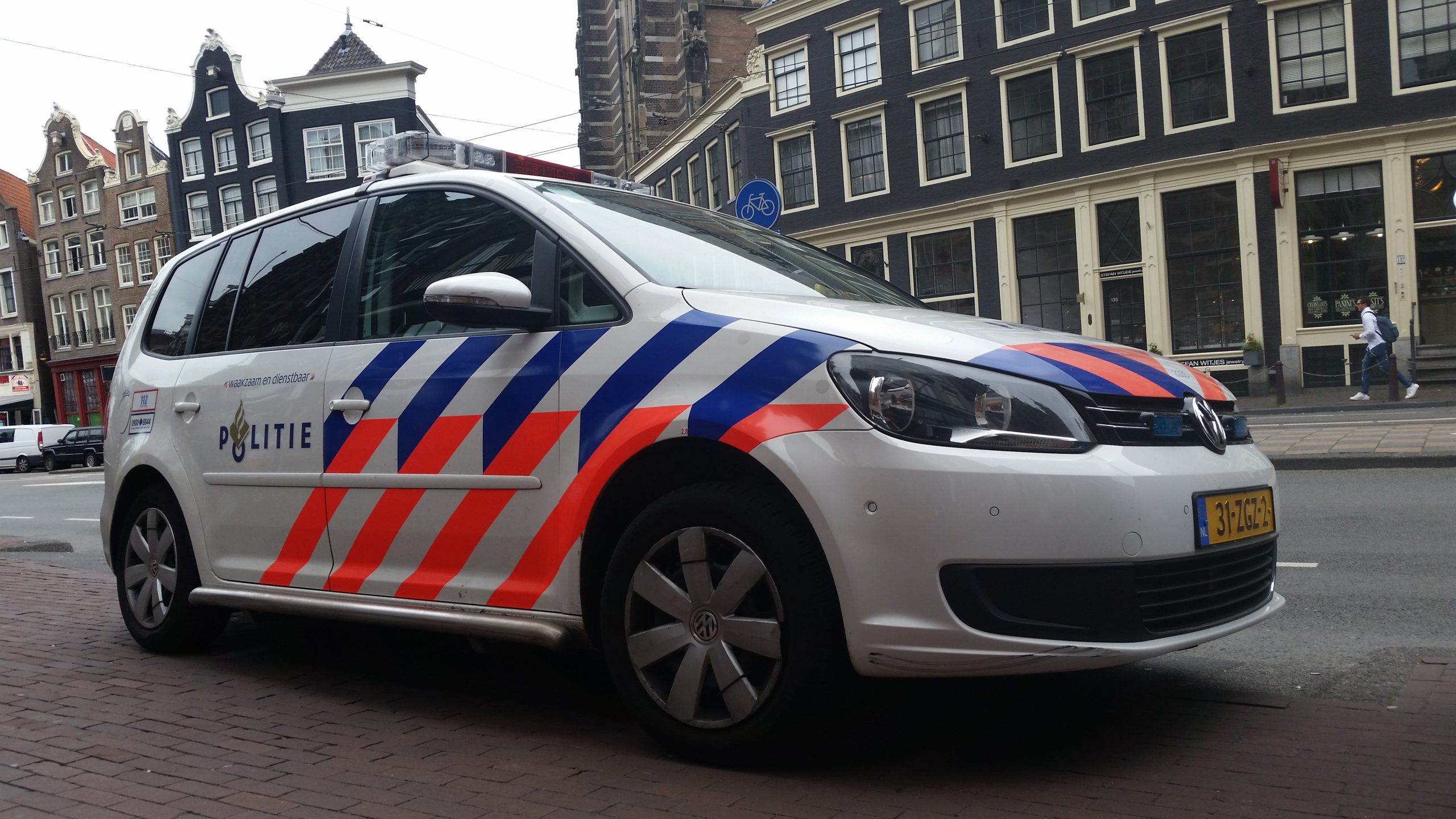 Wat gebeurt er met gestolen auto's / Volkswagen Touran van de Nederlandse politie in Amsterdam (politieauto / politiewagen)