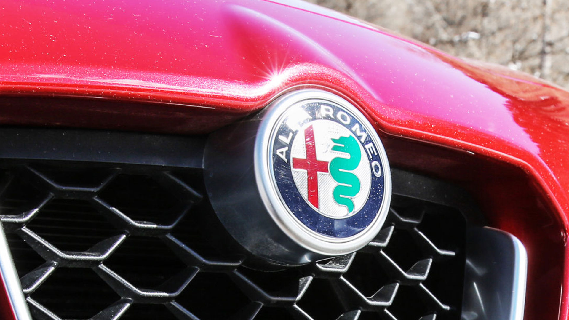 Alfa Romeo-logo in de grille van de Stelvio (badge)