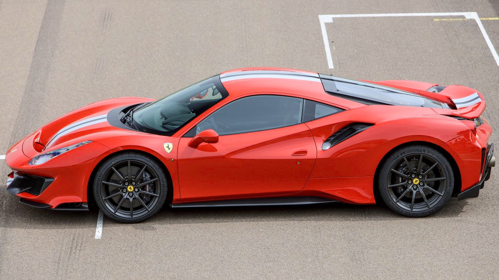 Ferrari 488 Pista zij-aanzicht