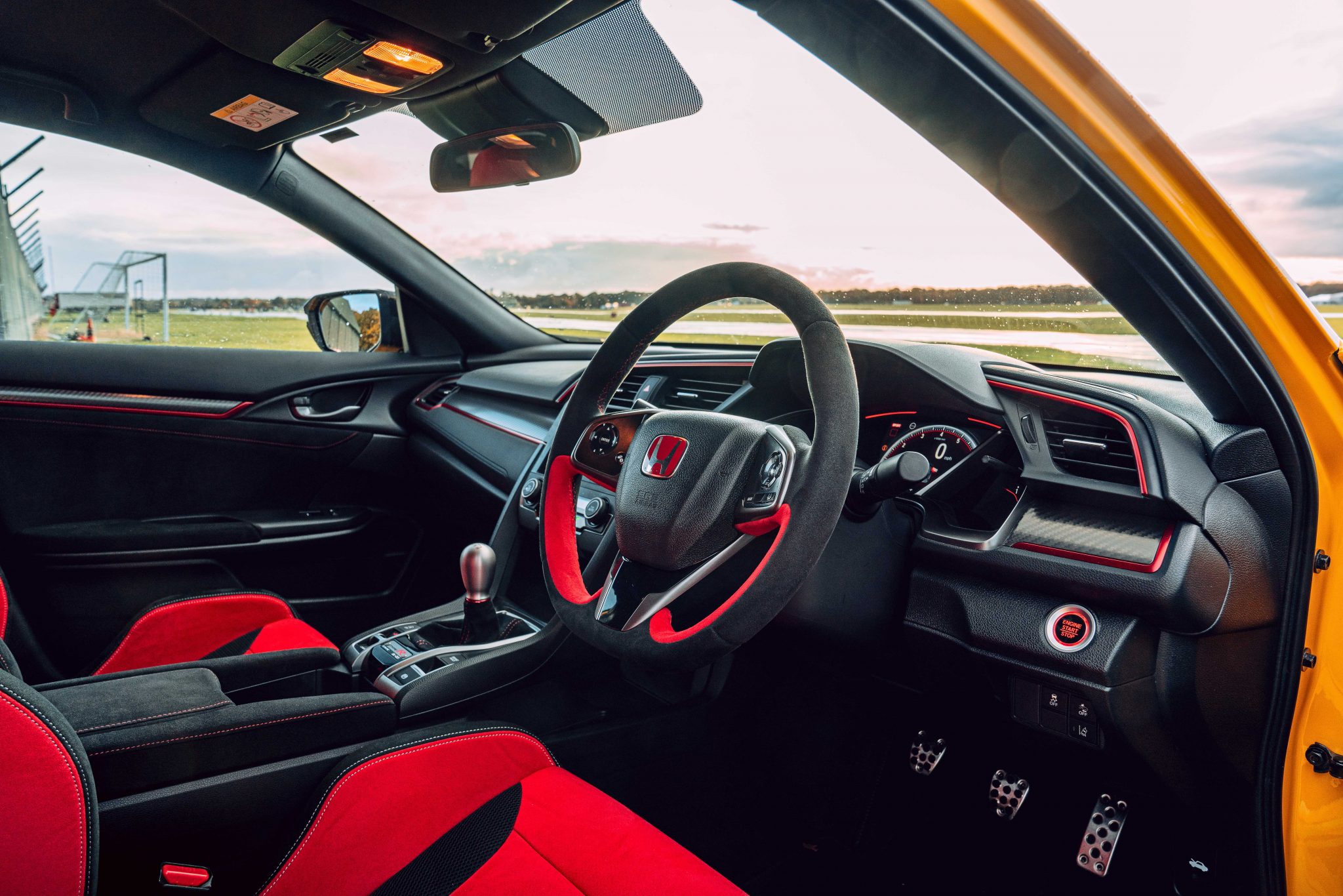 Honda Civic Type R met alcantara stuur en rode bekleding