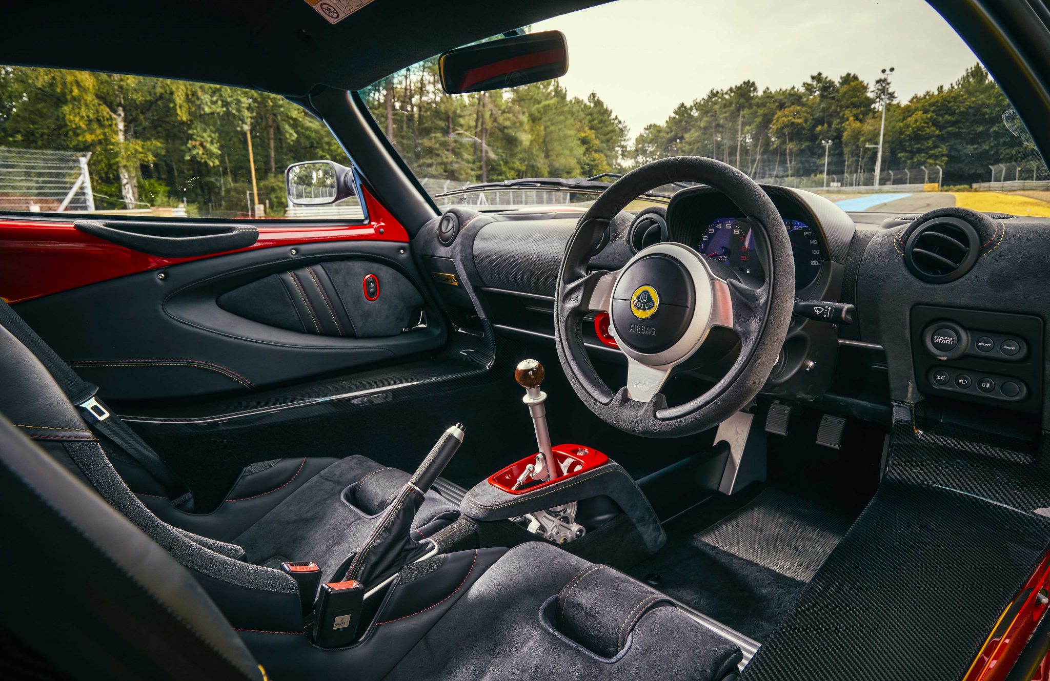 Lotus Exige met handbak en suede stuur