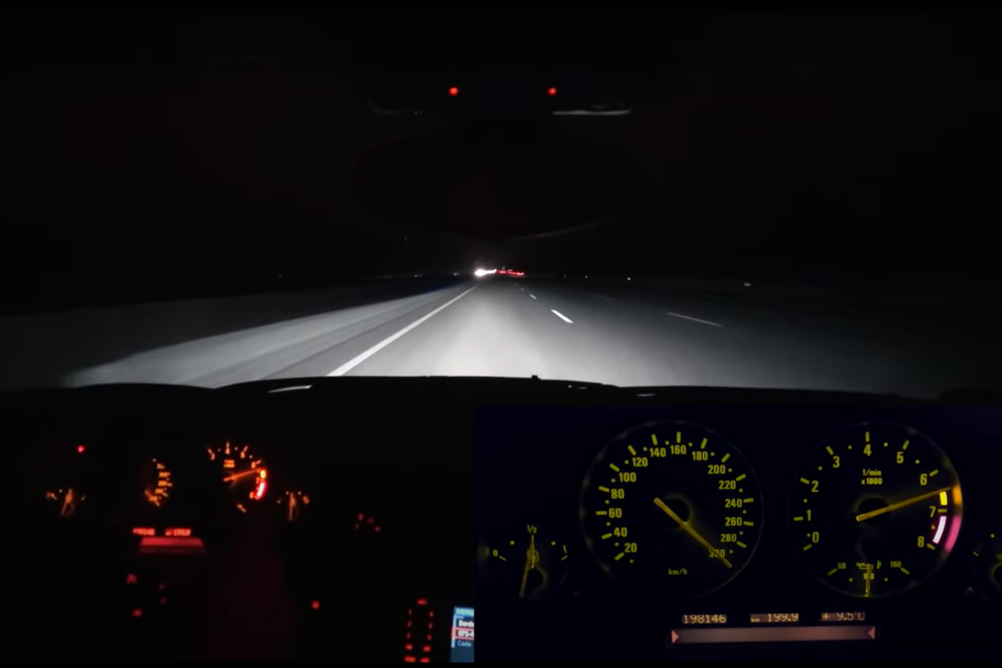Oude BMW M5 doet 300 km/u op Autobahn