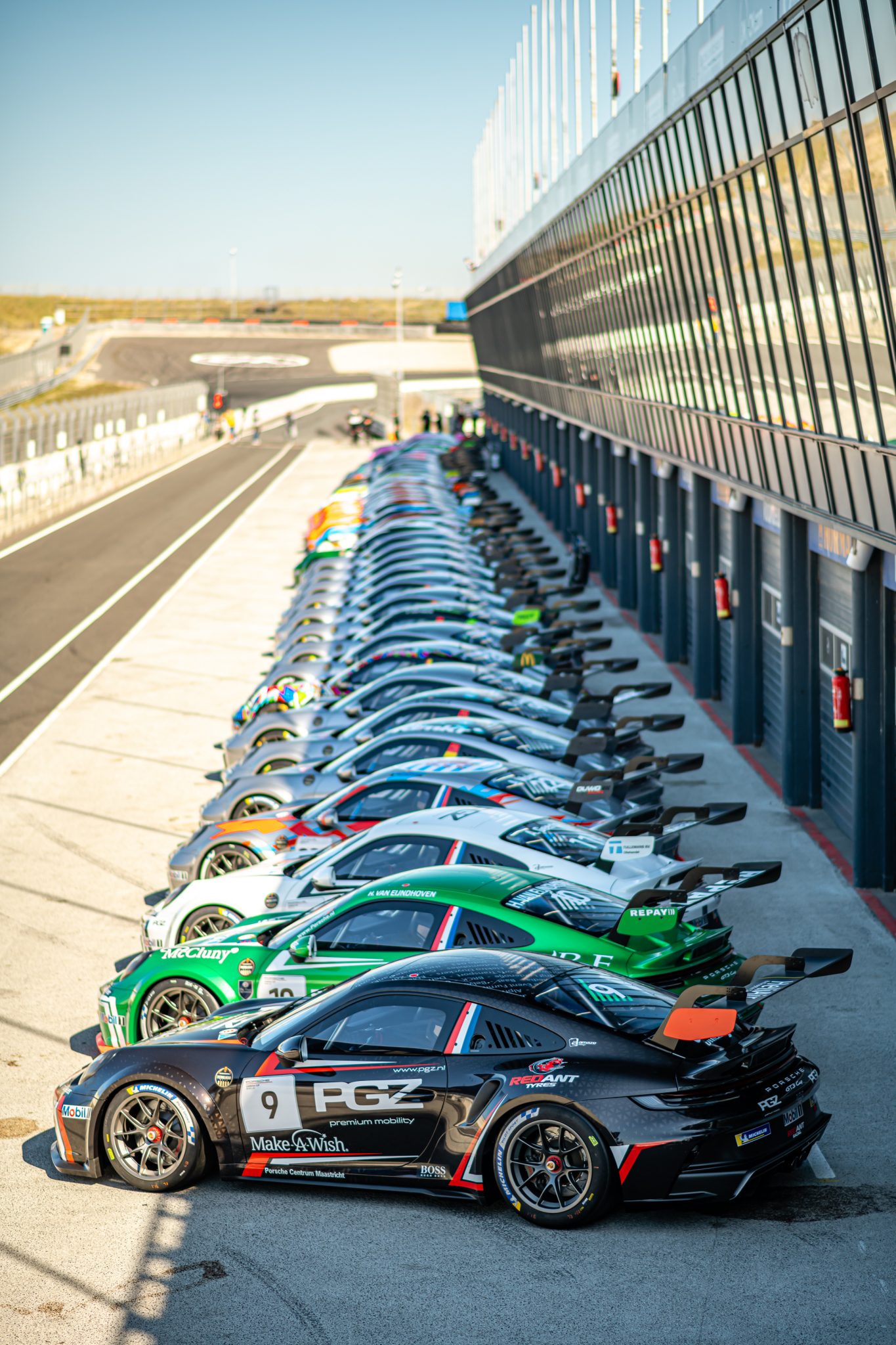 Porsche 911 GT3 Cup (992) opgesteld in de pitstraat van Circuit Zandvoort