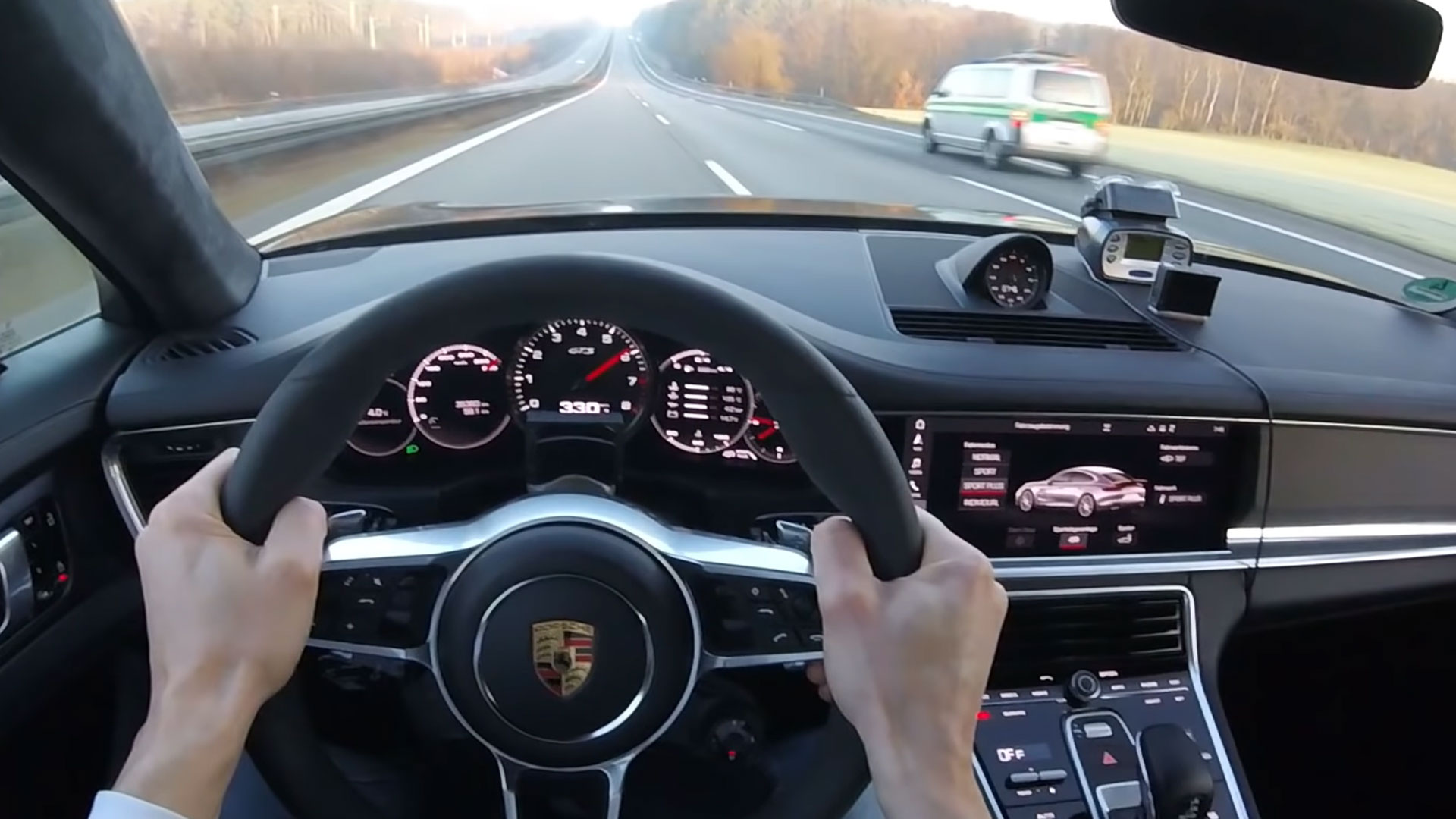 Met 350 km/u de Polizei passeren