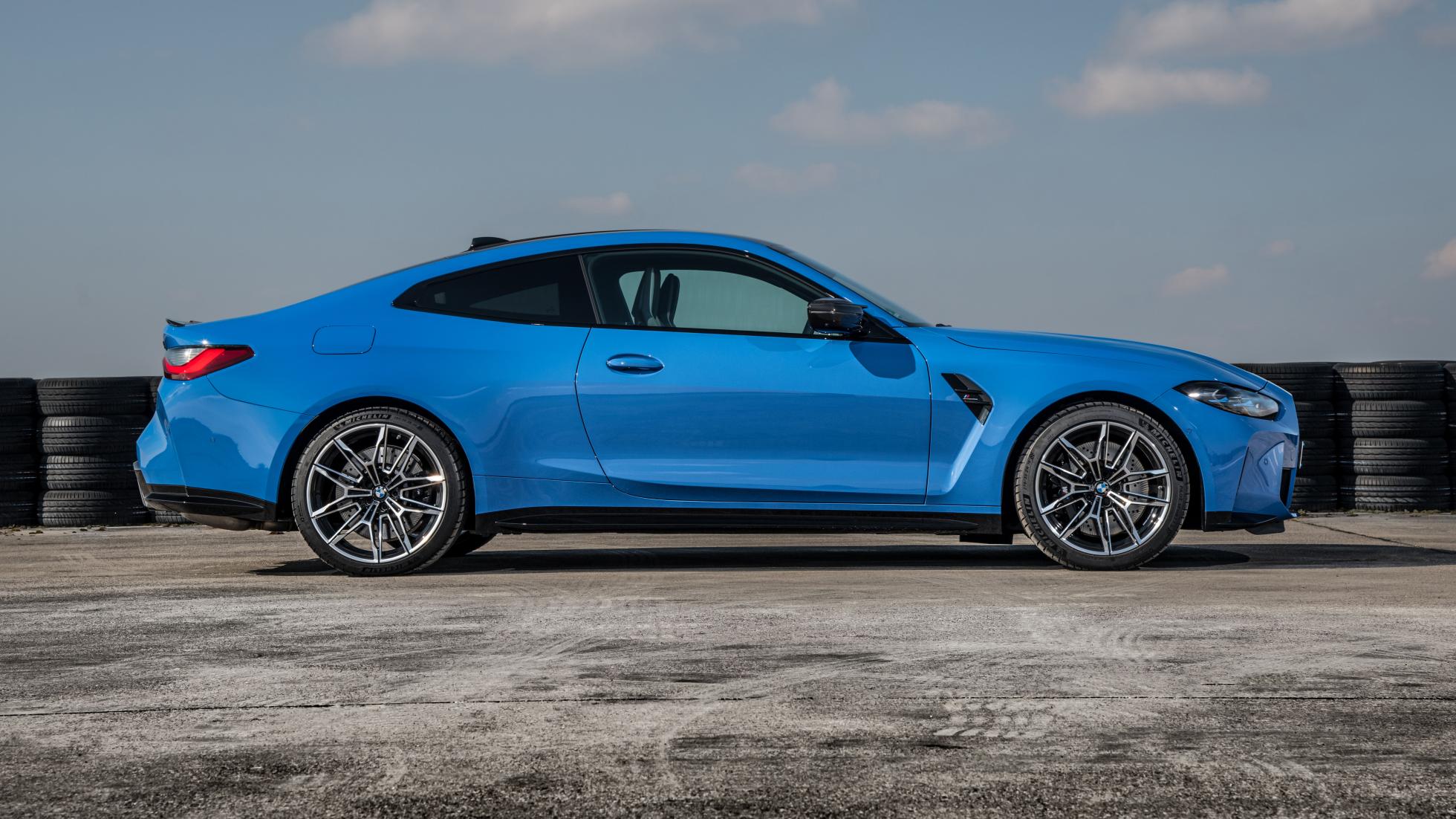 Velgen vanaf de zijkant gezien op de BMW M4 xDrive