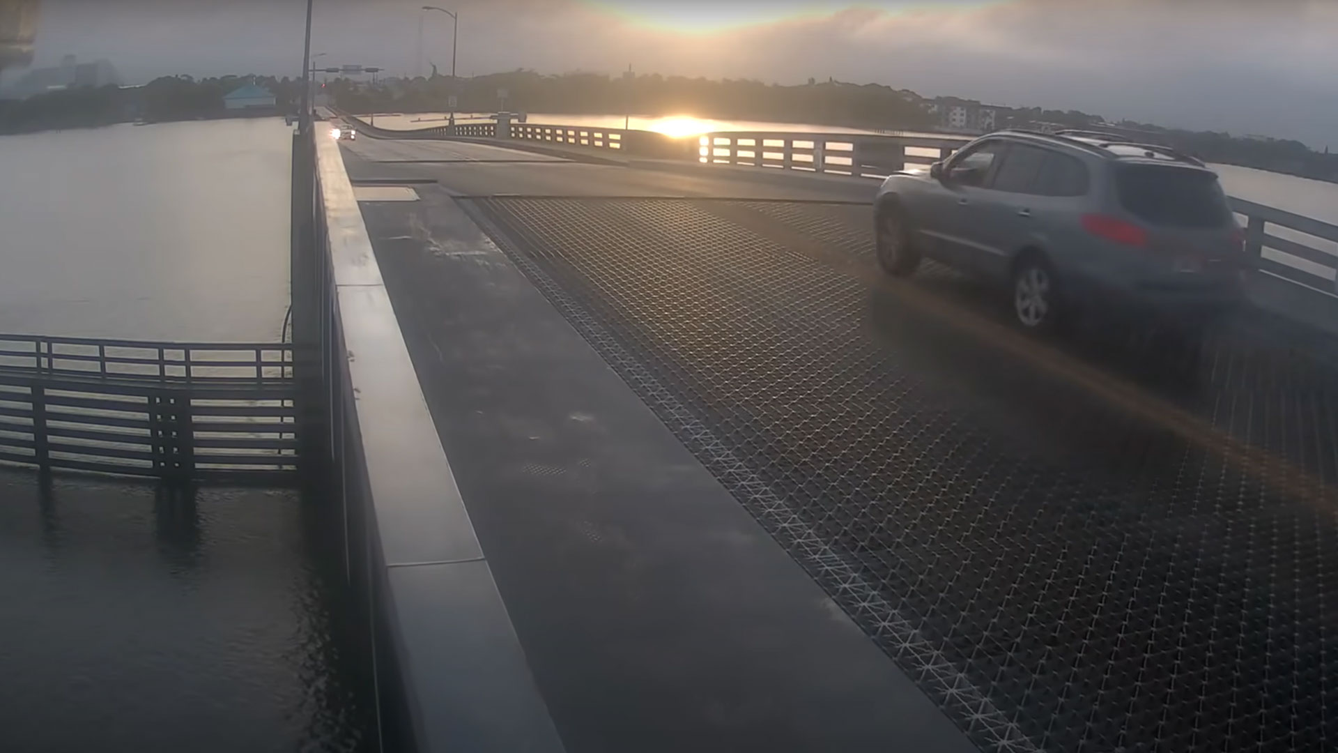 Hyundai springt over open brug