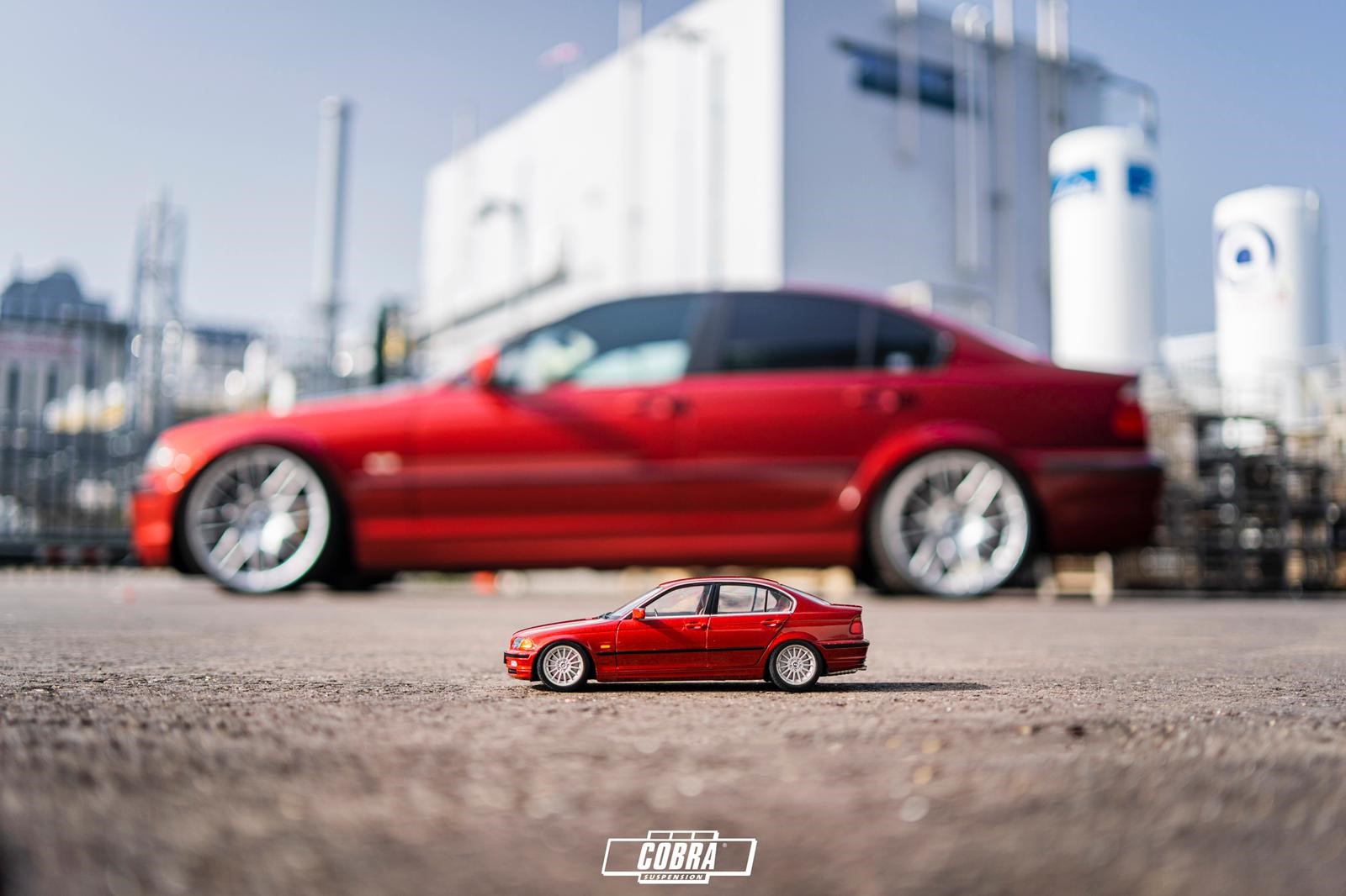 Schaalmodel van BMW 3-serie (E46) in sienna rood