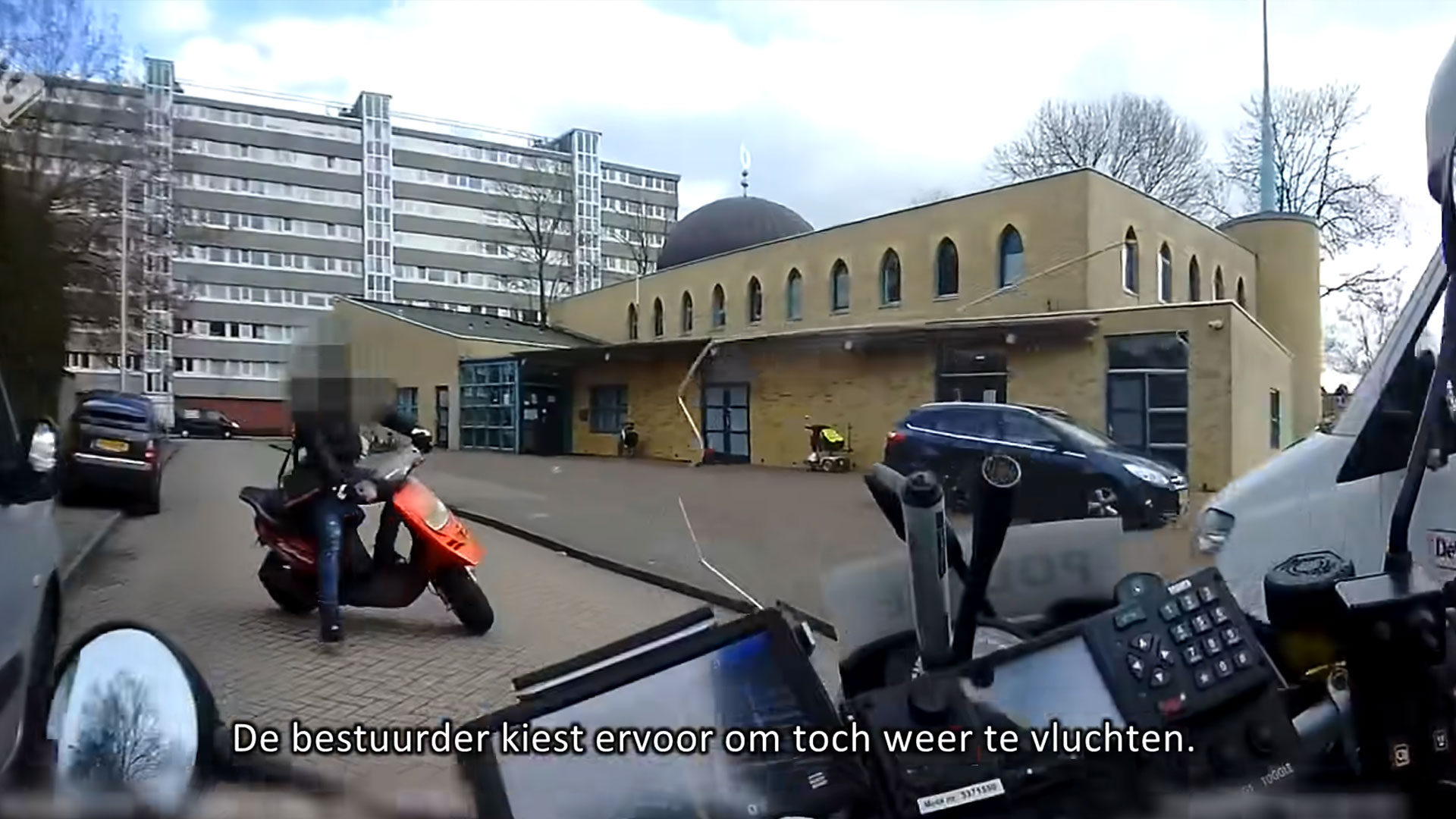 motoragent werkt scootertuig tegen de grond