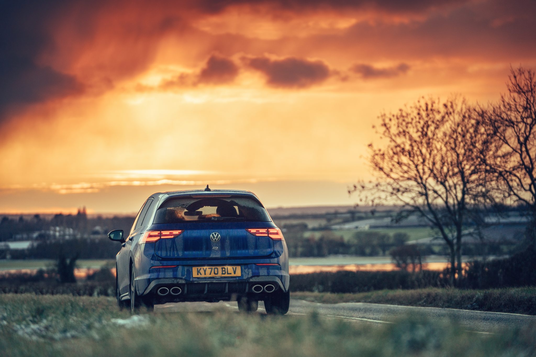 Volkswagen Golf 8 R (2021) zonsondergang (opgang) oranje lucht