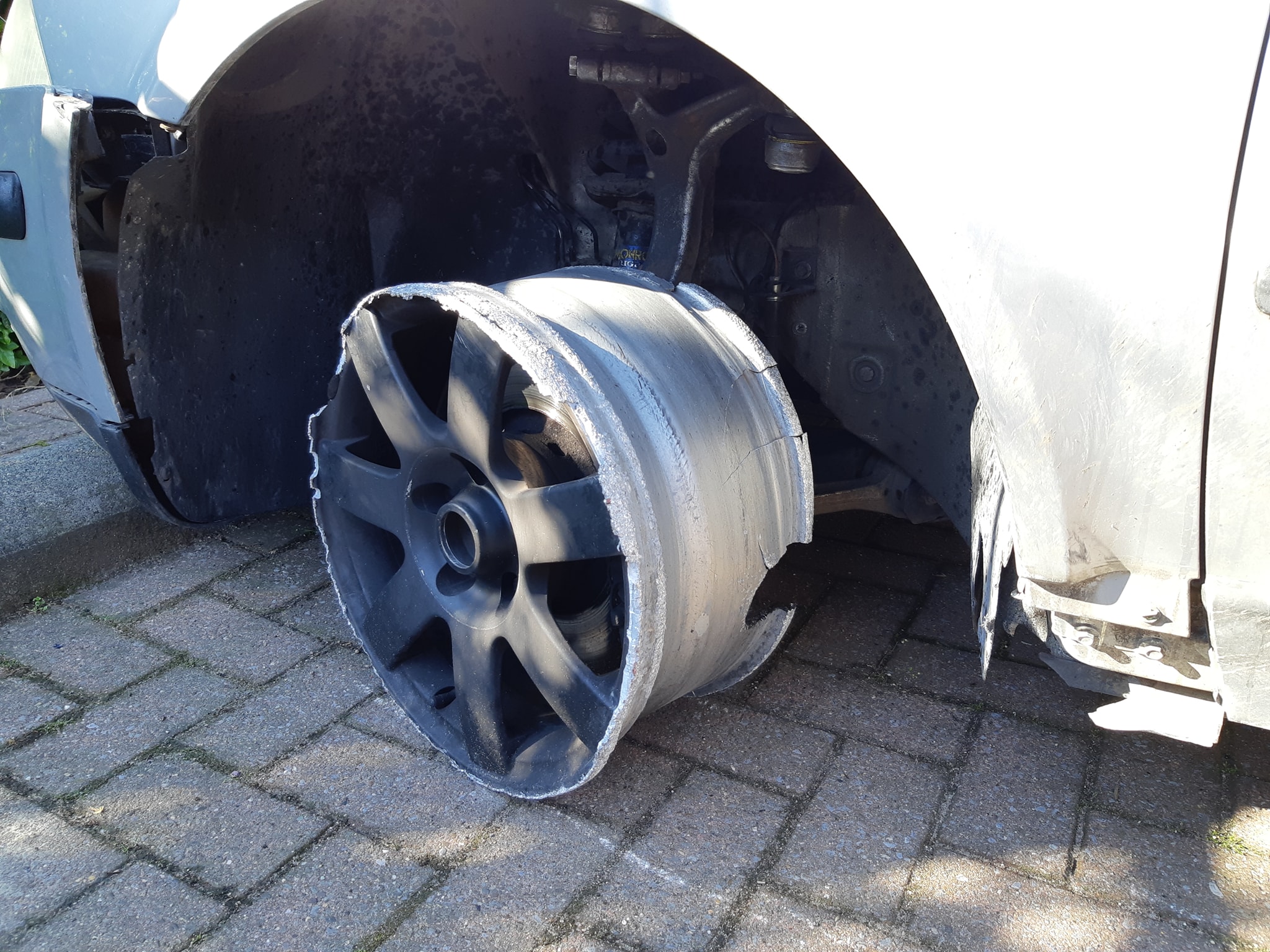 Politie achtervolgt auto zonder band 10 kilometer lang