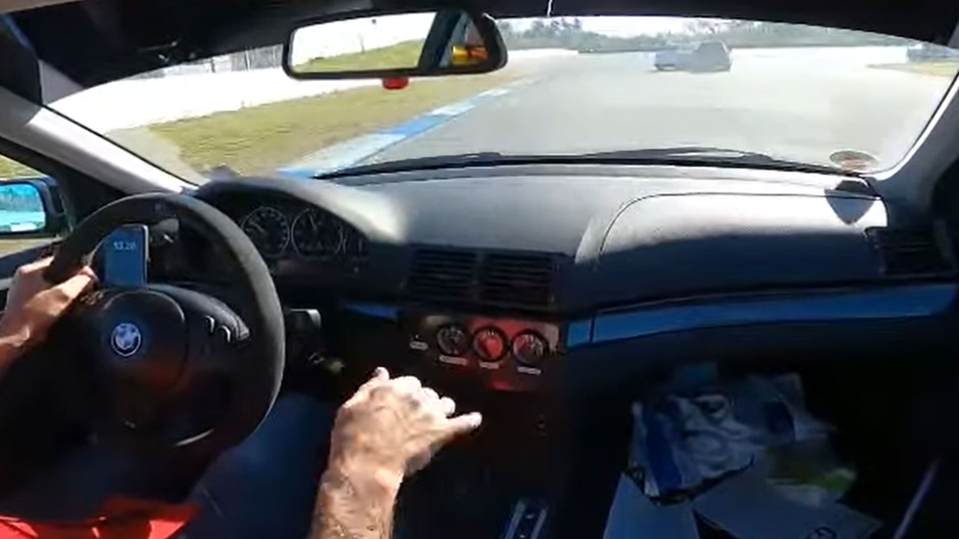 VW Golf GTI ramt Audi RS 3 van het circuit