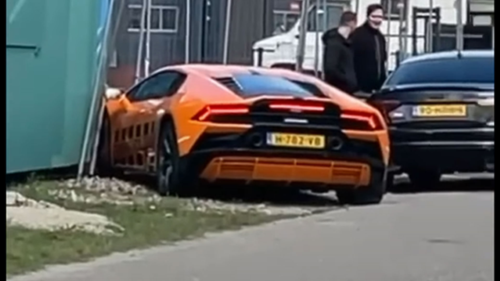 Lambo crasht tegen Dixi-toilet