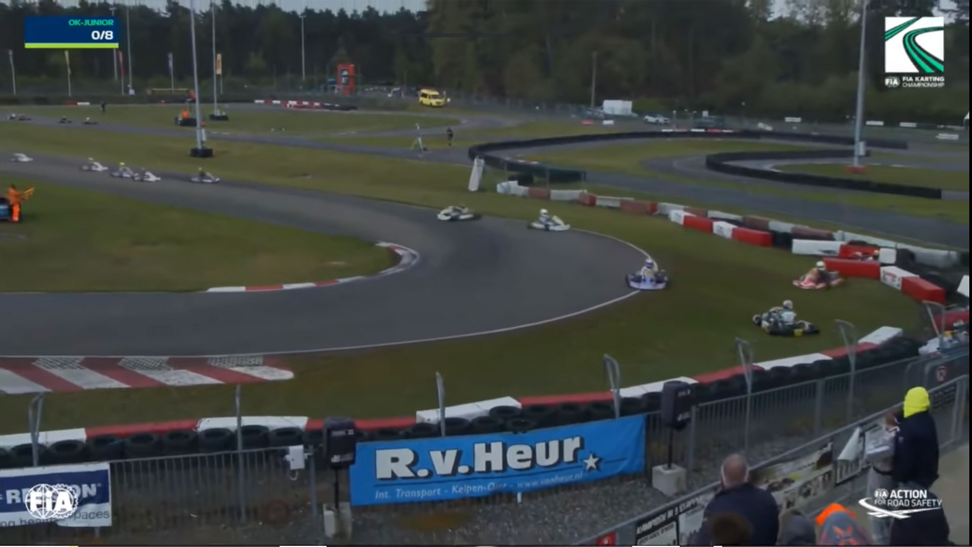 Bijna alle karts vliegen van de baan door regen