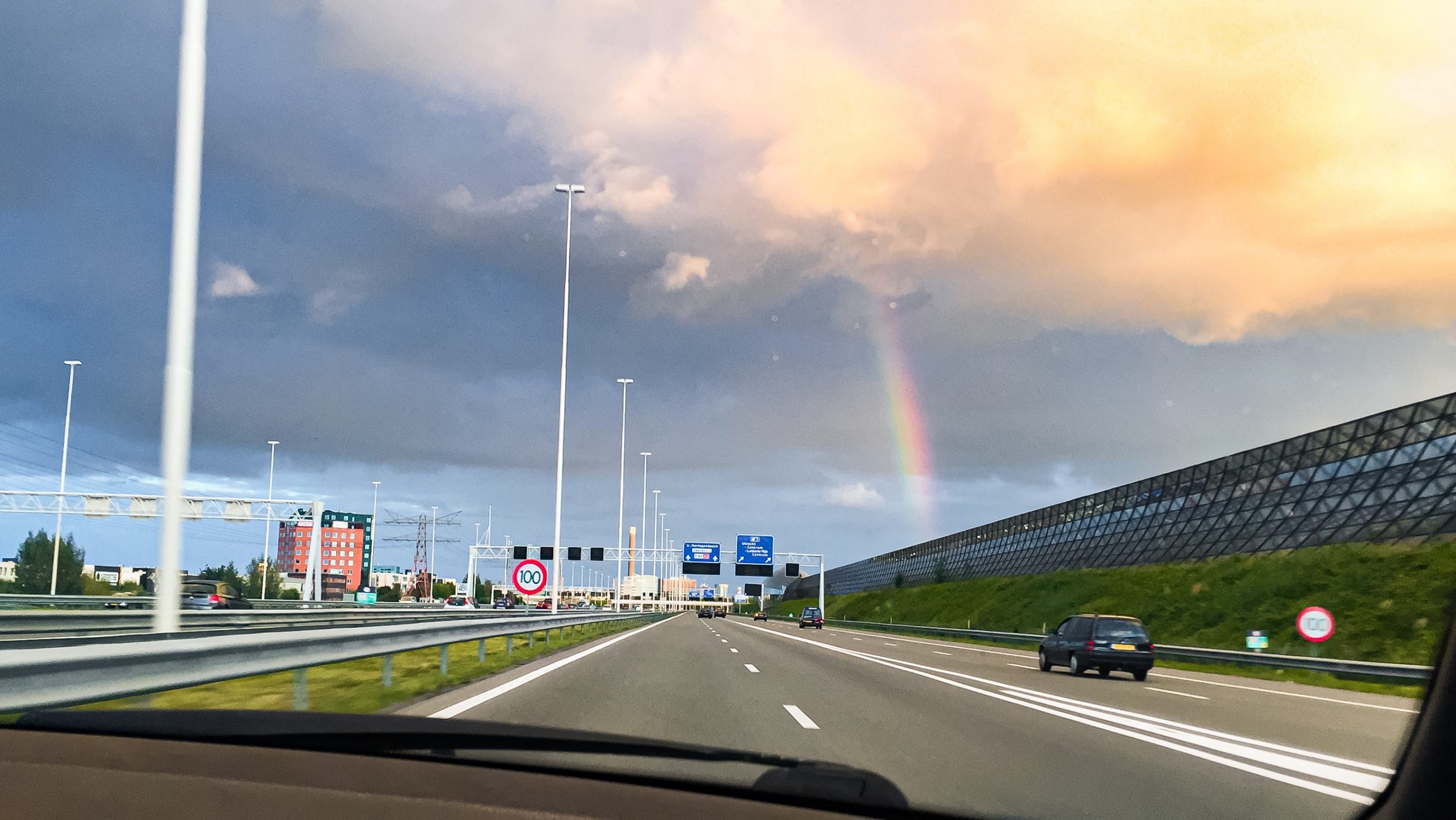 Parellelweg A2 met regenboog