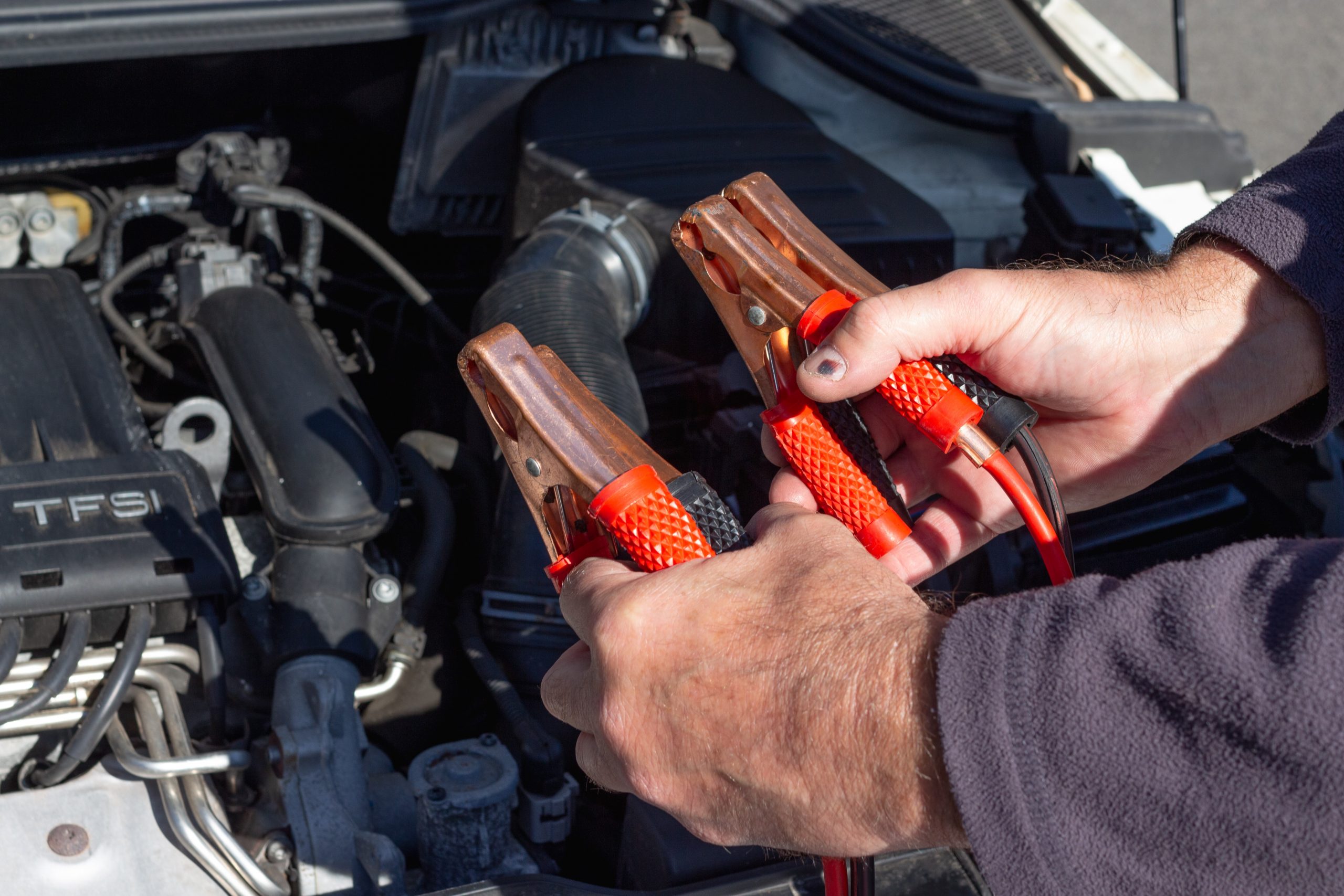 Startkabels op accu van een auto