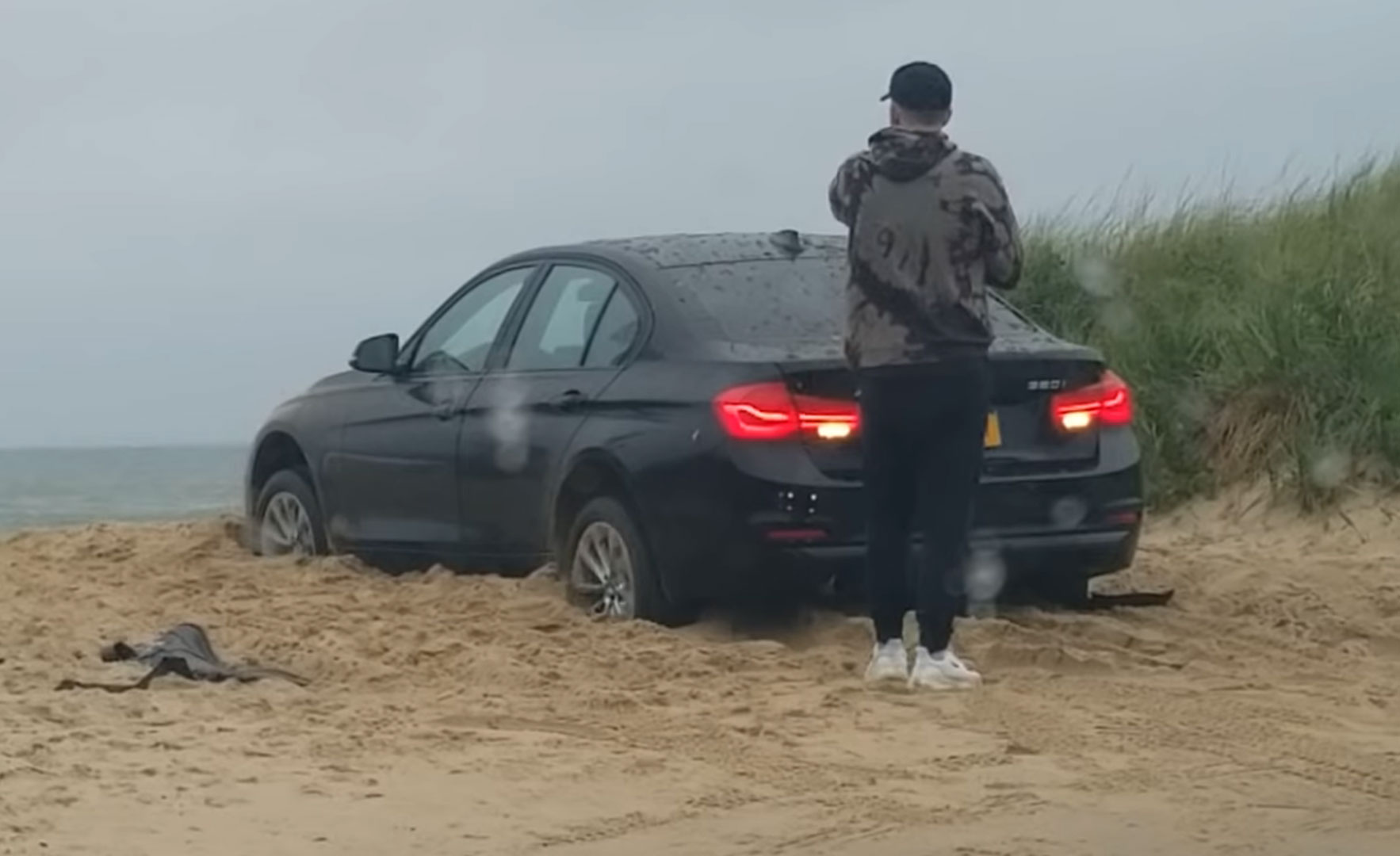 BMW-rijder sluit zichzelf buiten, auto graaft zich in