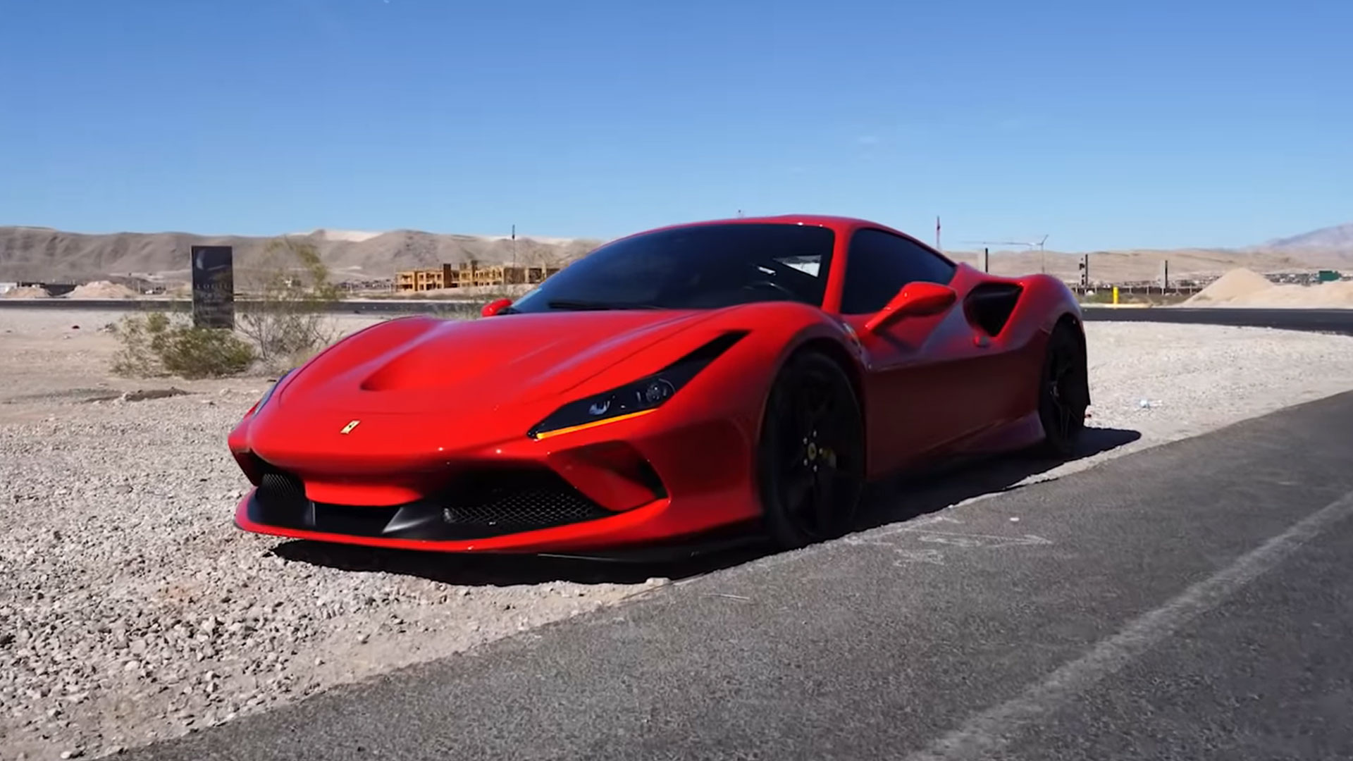 Ferrari F8 Tributo total loss langs de snelweg in Las Vegas