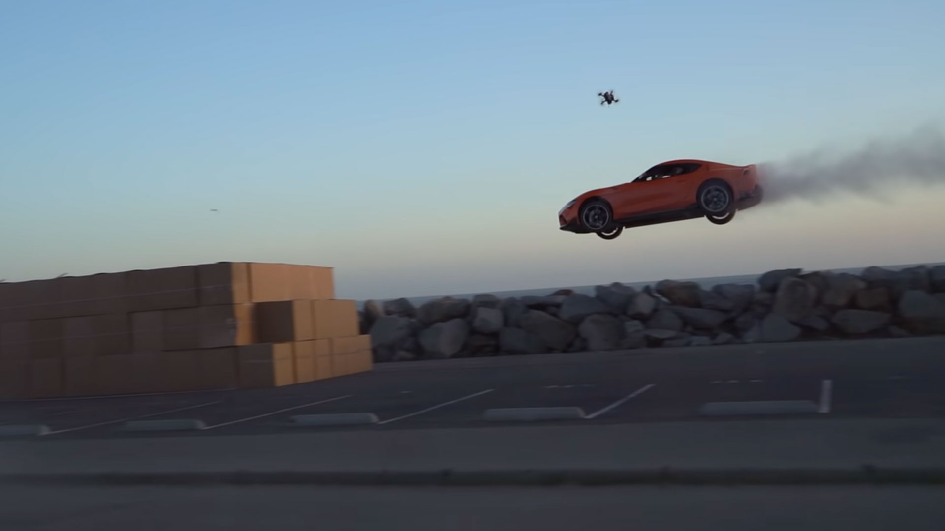 Toyota Supra springt 30 meter in stapel dozen