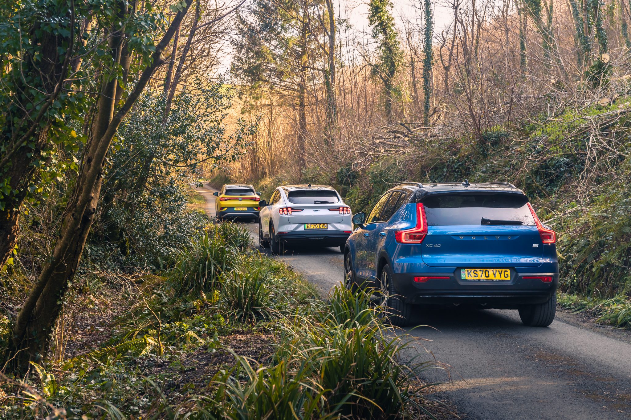 VW ID.4 vs Ford Mustang Mach-e vs Volvo XC40 Recharge door de bossen