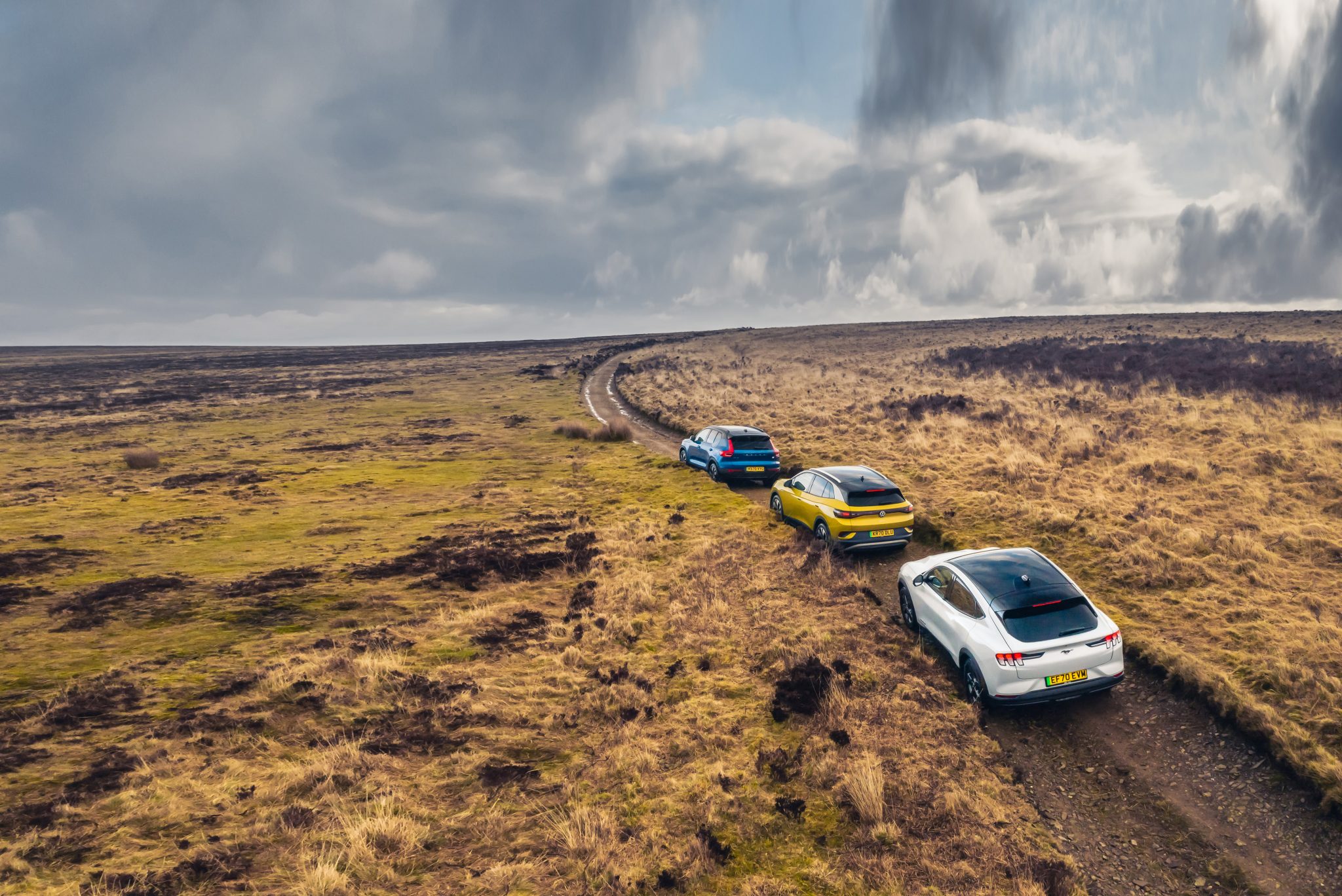 VW ID.4 vs Ford Mustang Mach-e vs Volvo XC40 Recharge van boven