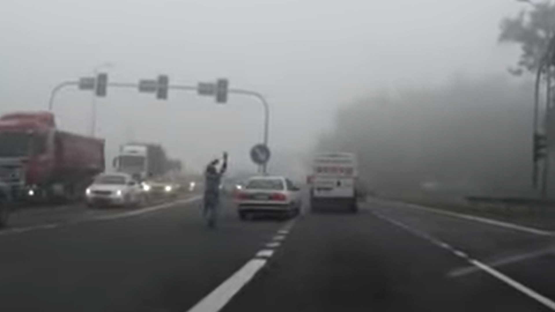 Busje sleept auto zonder bestuurder