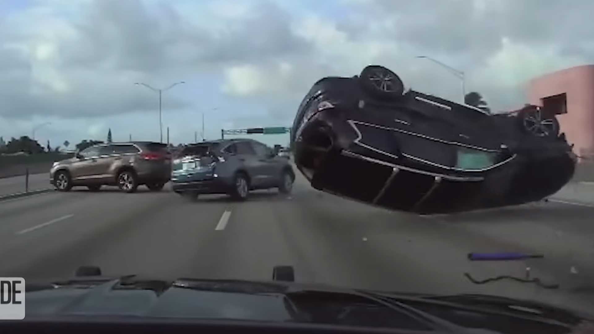 Crash met drie SUV's komt zo uit actiefilm