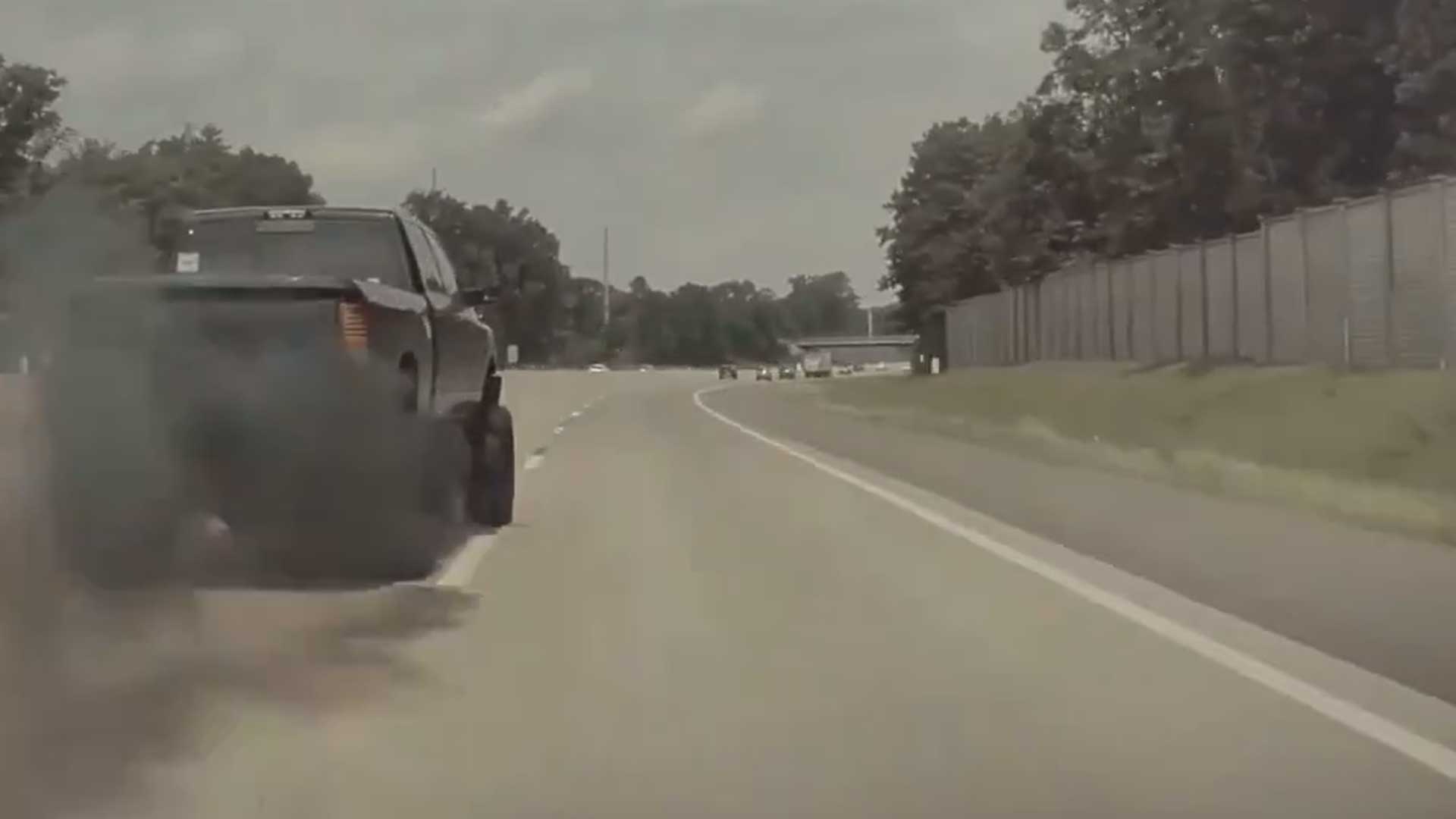 Pick-up blaast expres roet tegen Tesla