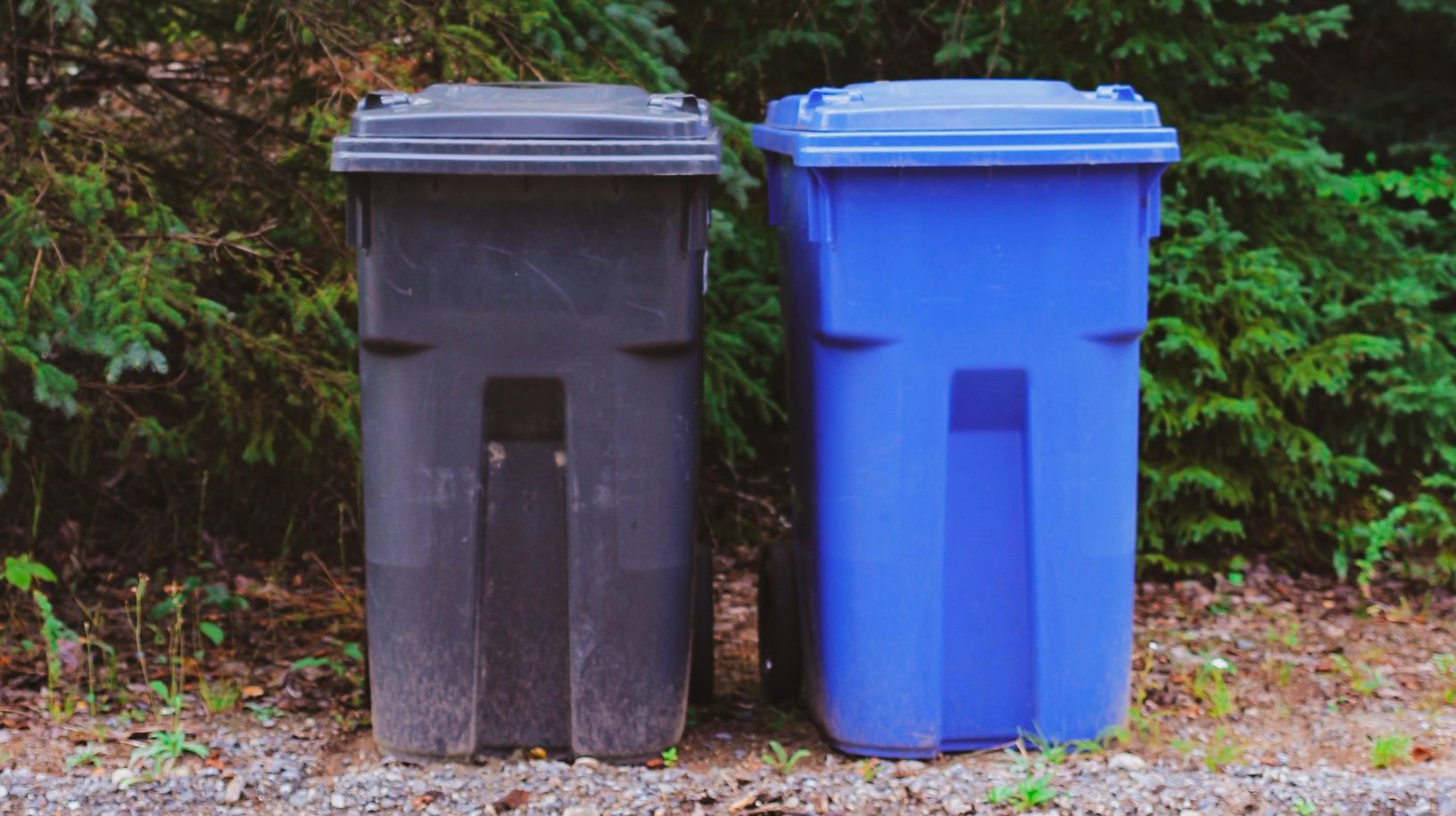 Man verliest afvalcontainer op snelweg