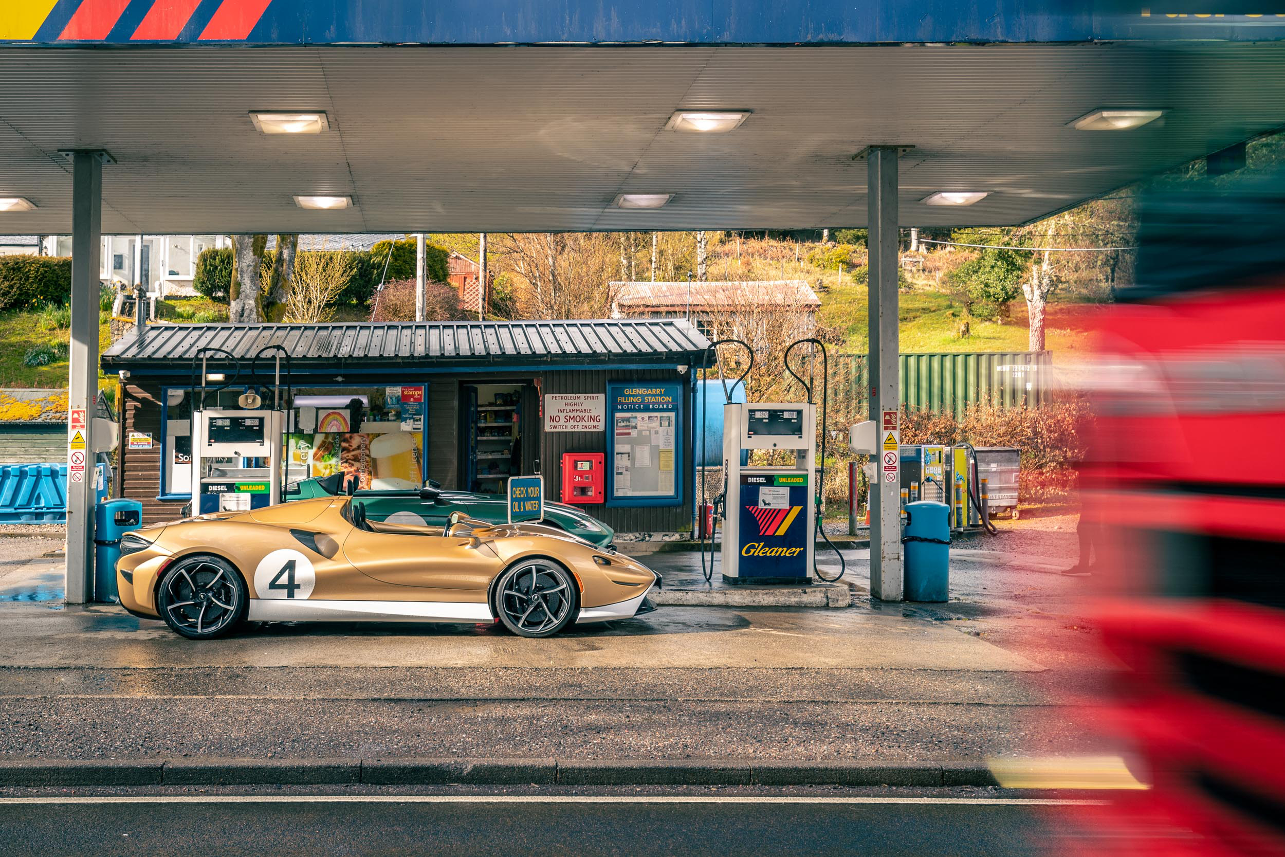 Mclaren Elva bij het tankstation (artikel: belasting op brandstof te verlagen)