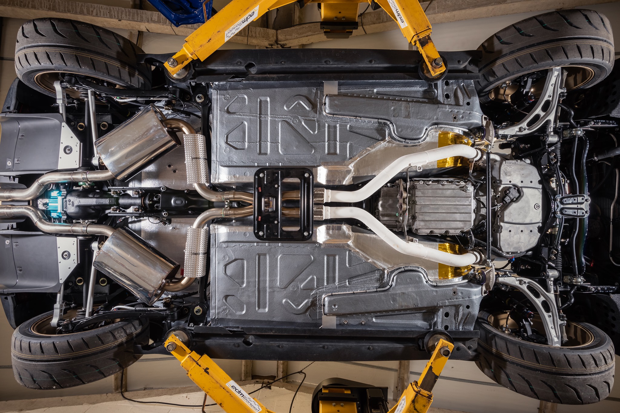Onderkant Mini met BMW V8 uit M3