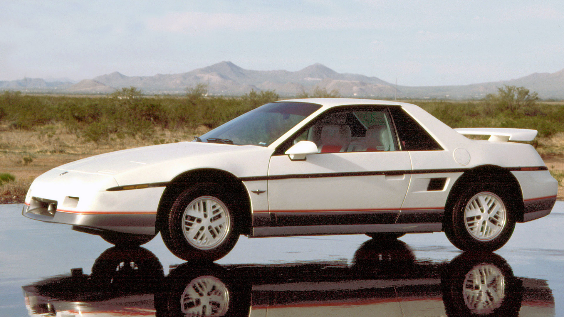 Pontiac Fiero Indy 500 Pacecar MG Midget langzame sportauto’s