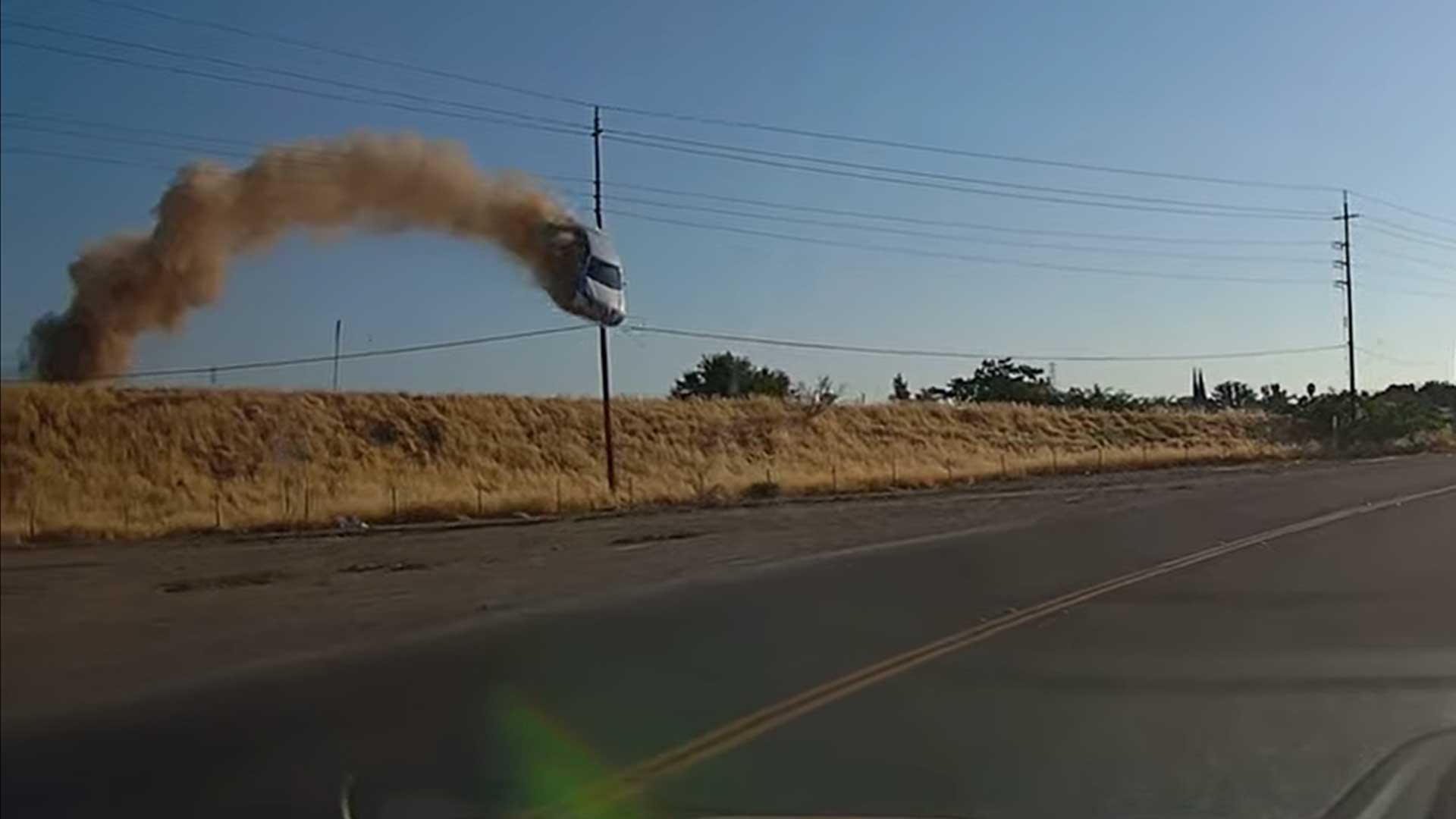 auto maakt enorme sprong