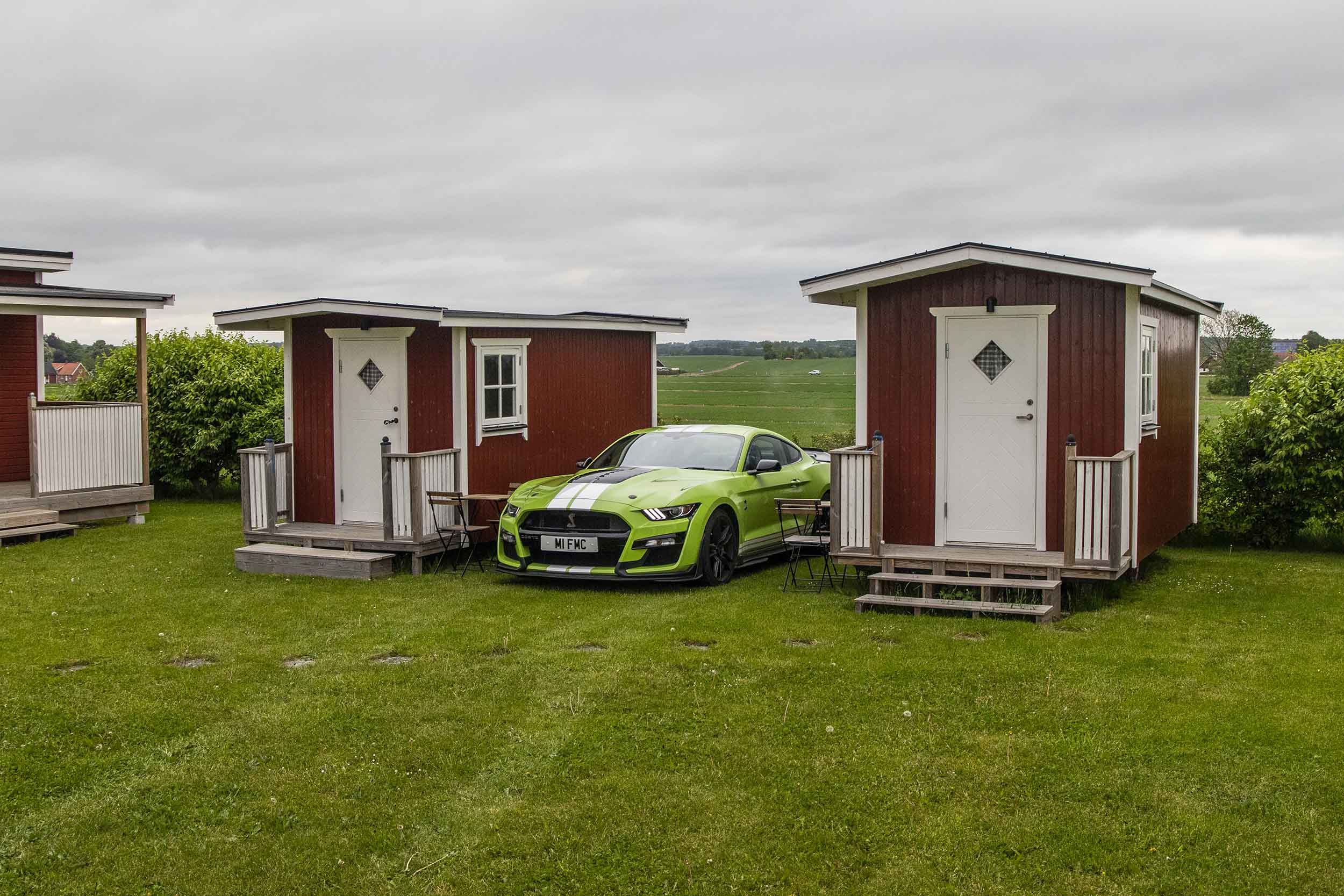 Ford Mustang Shelby GT500 bij huisjes