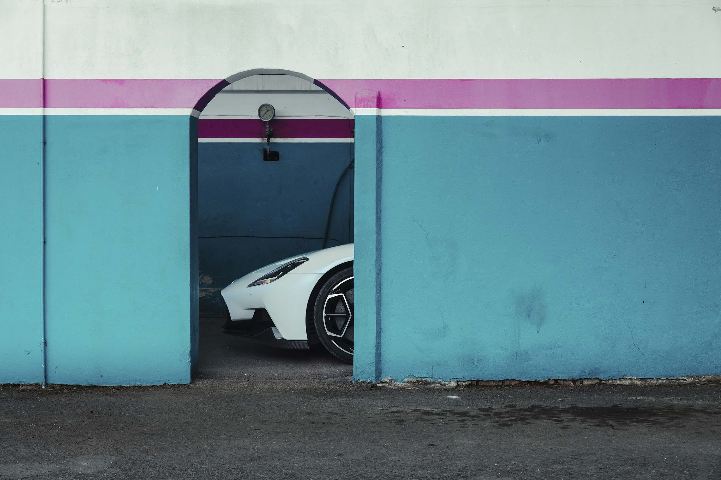 Maserati MC20 achter een muur