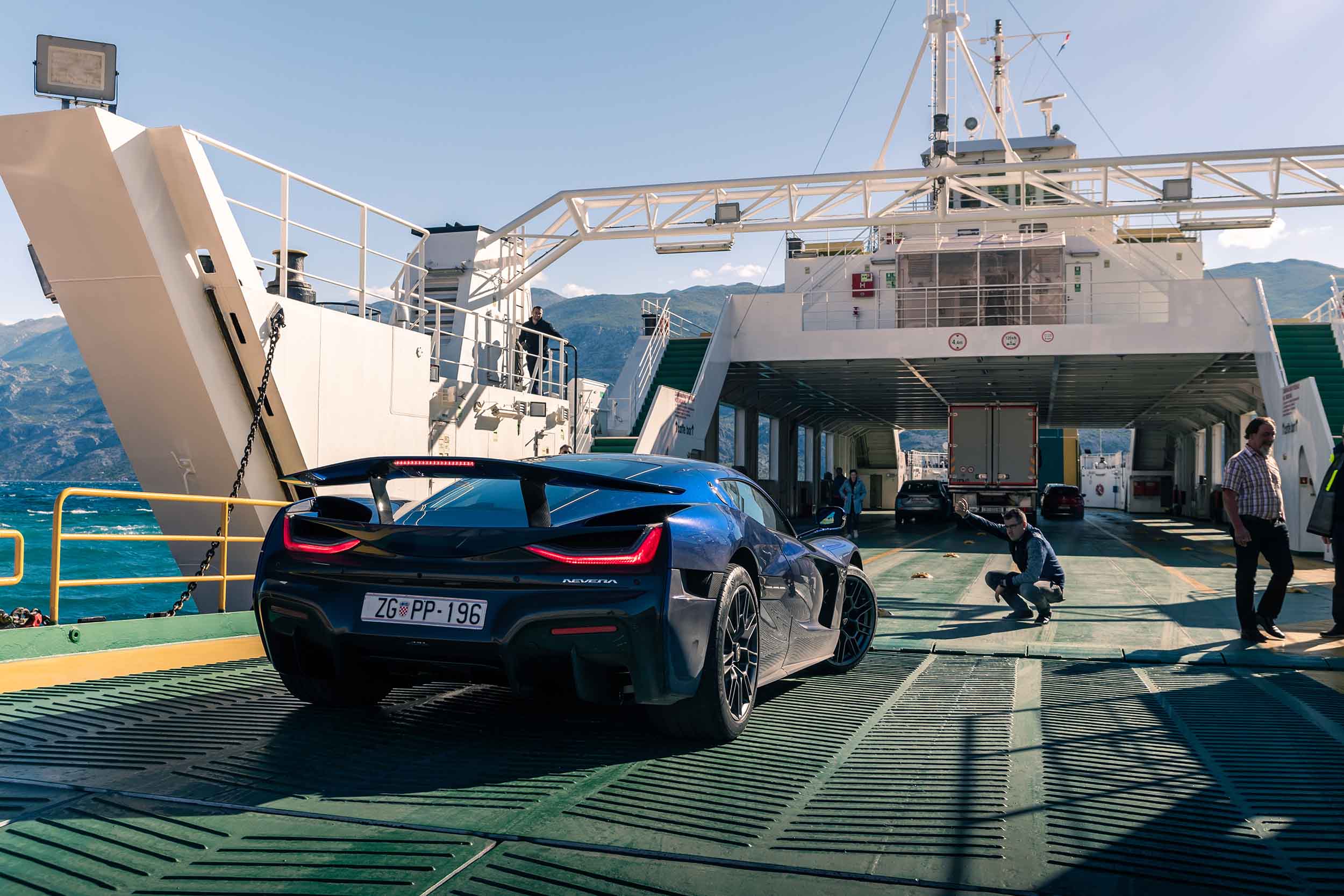 Rimac Nevera op de boot