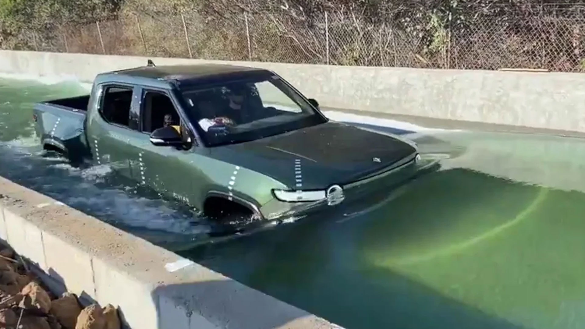 Rivian R1T door de plas