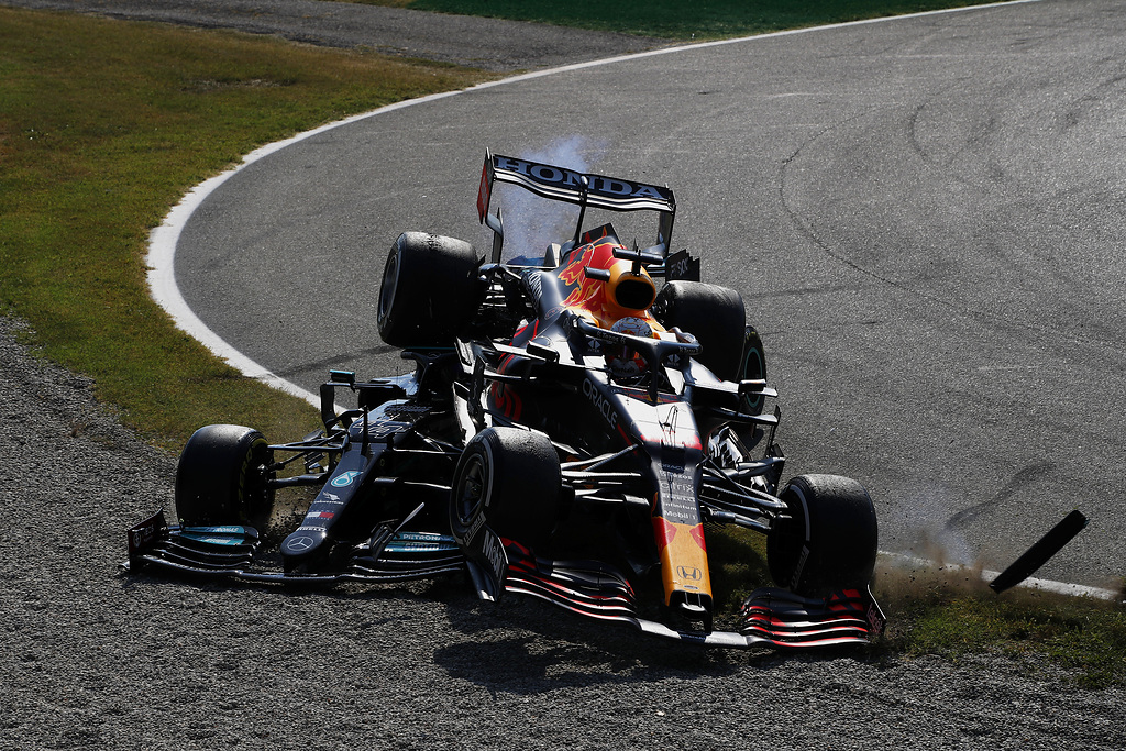 Review and test New images crash Verstappen and Hamilton