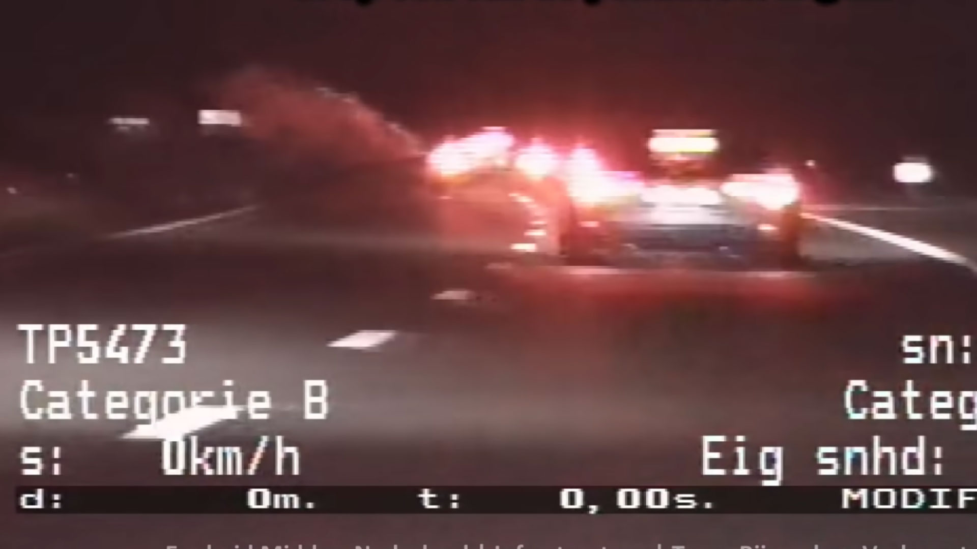 VW Polo probeert politie te rammen, crasht zelf