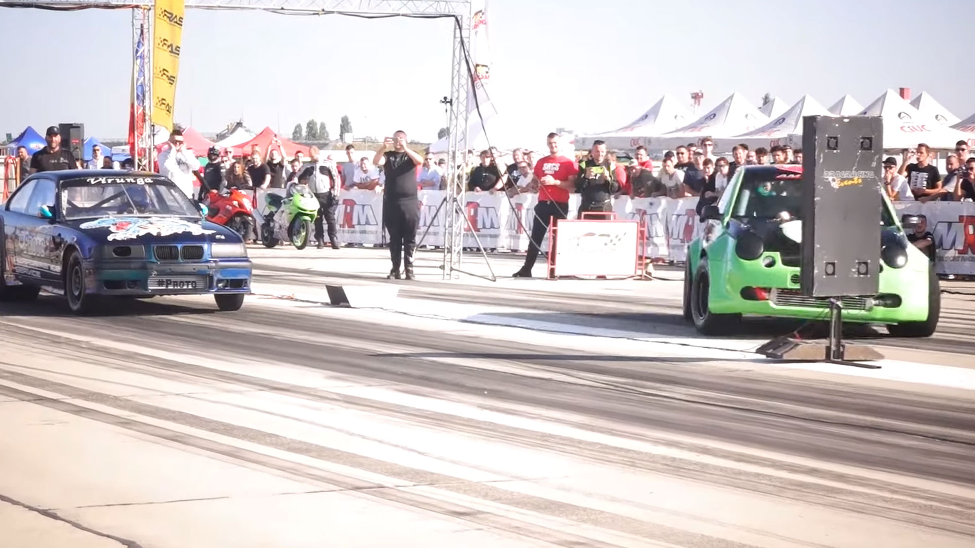 VW Lupo met 1.000 pk rijdt verkeerslicht omver
