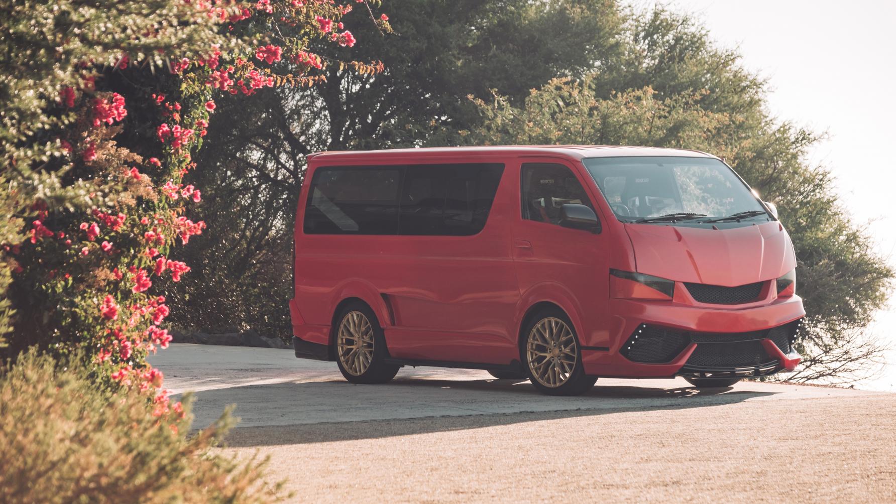 Toyota HiAce Minivan met V12