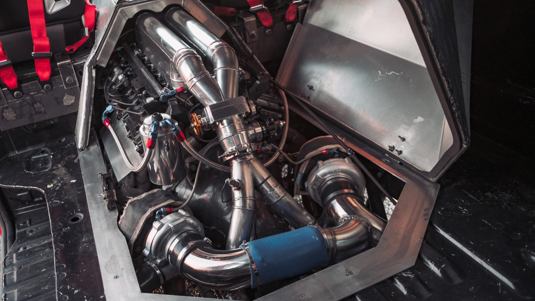 Toyota HiAce Minivan met V12