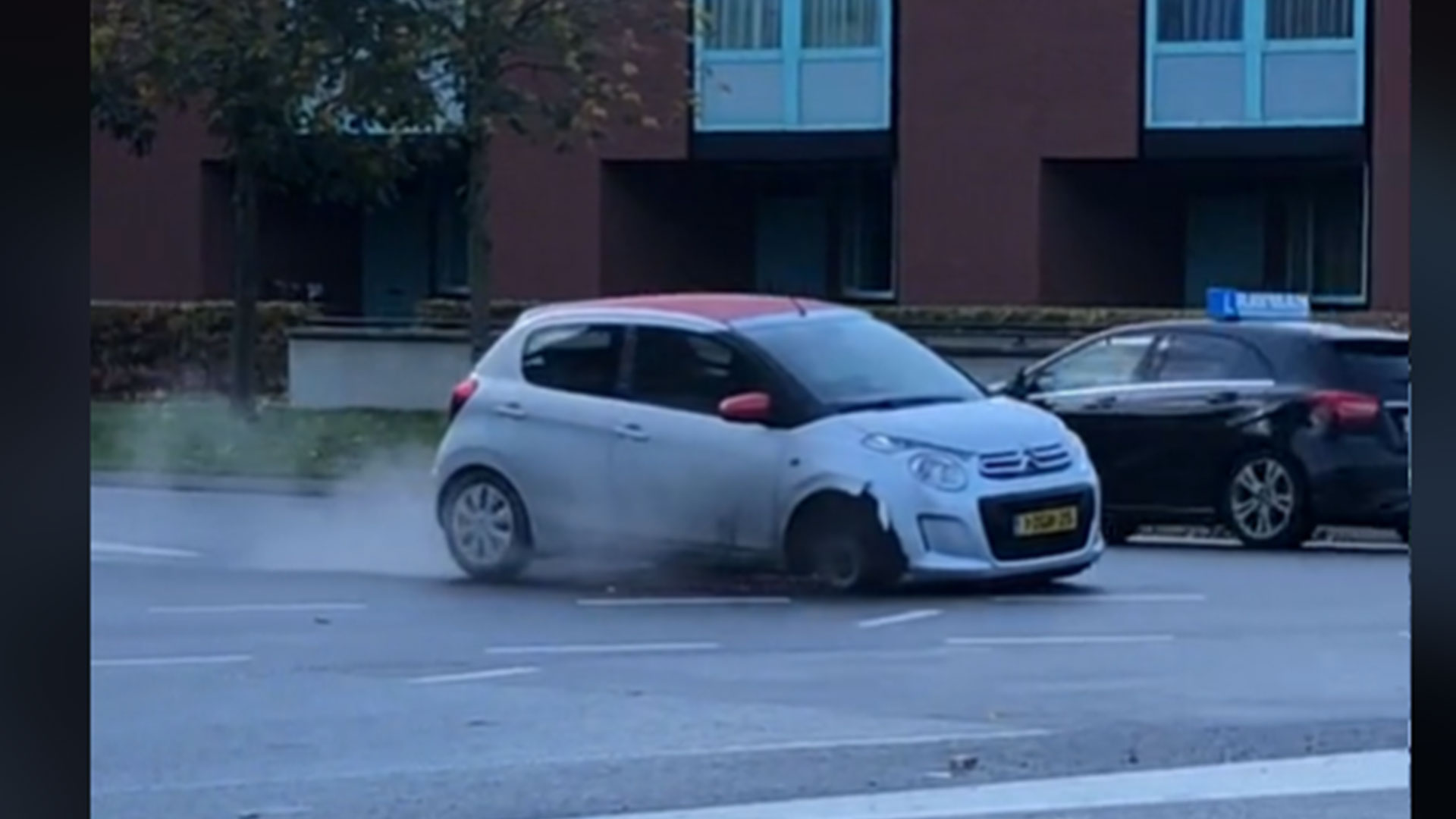 Auto rijdt op drie wielen door Deventer