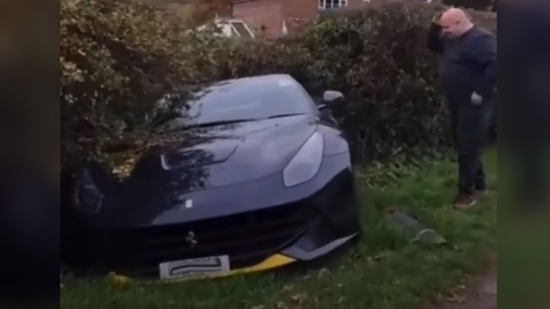 Kerel dolt gecrashte Ferrari-rijder