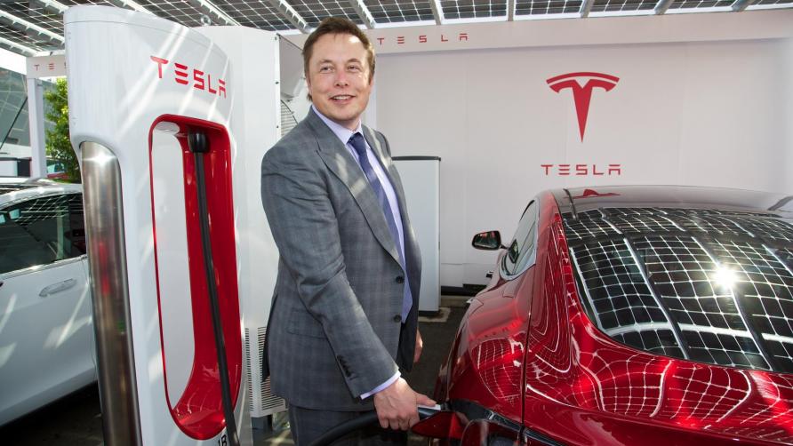 Elon Musk laadt zijn Tesla Model S op