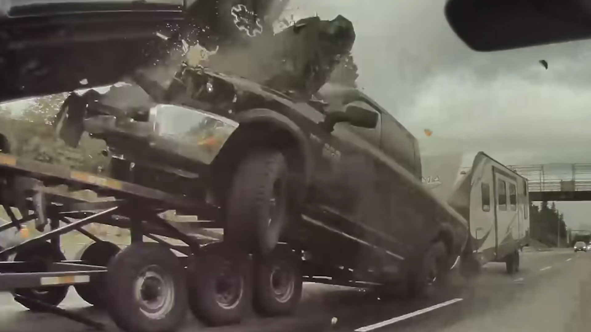 Pick-up crasht op auto-transport