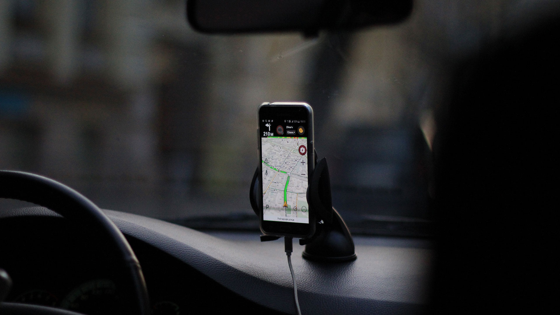 telefoon met navigatie op het dashboard (handsfree)
