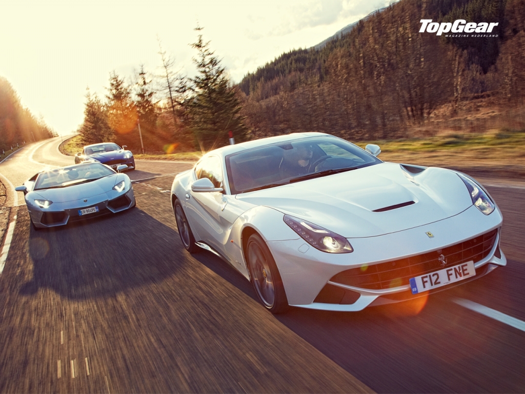 Ferrari F12 vs Lamborghini Aventador